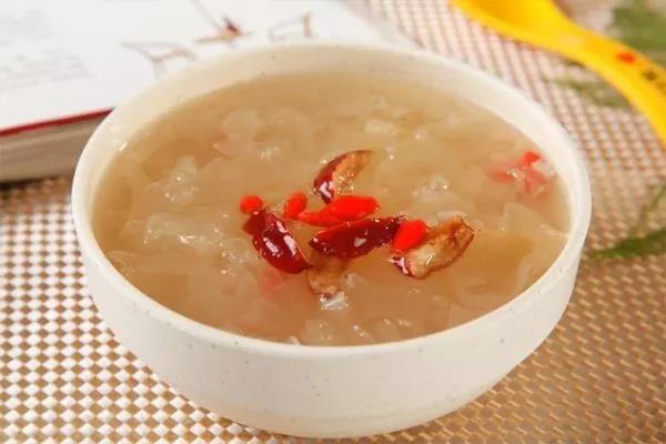 月经期间是可以吃银耳红枣粥的,银耳红枣粥不但有调养气血