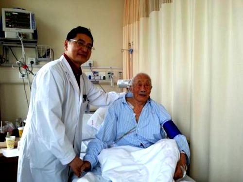 北京近百岁老人成功植入心脏起搏器
